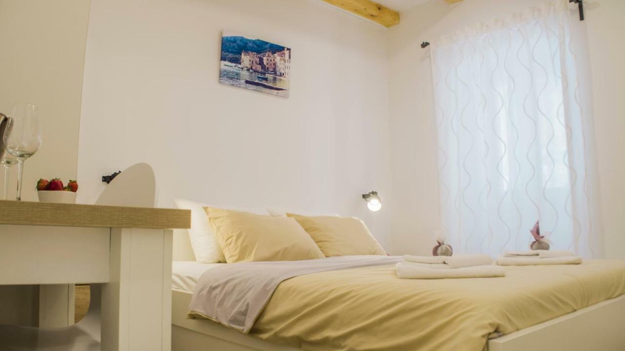 The Little Gem Bed and Breakfast Komiža Exterior foto